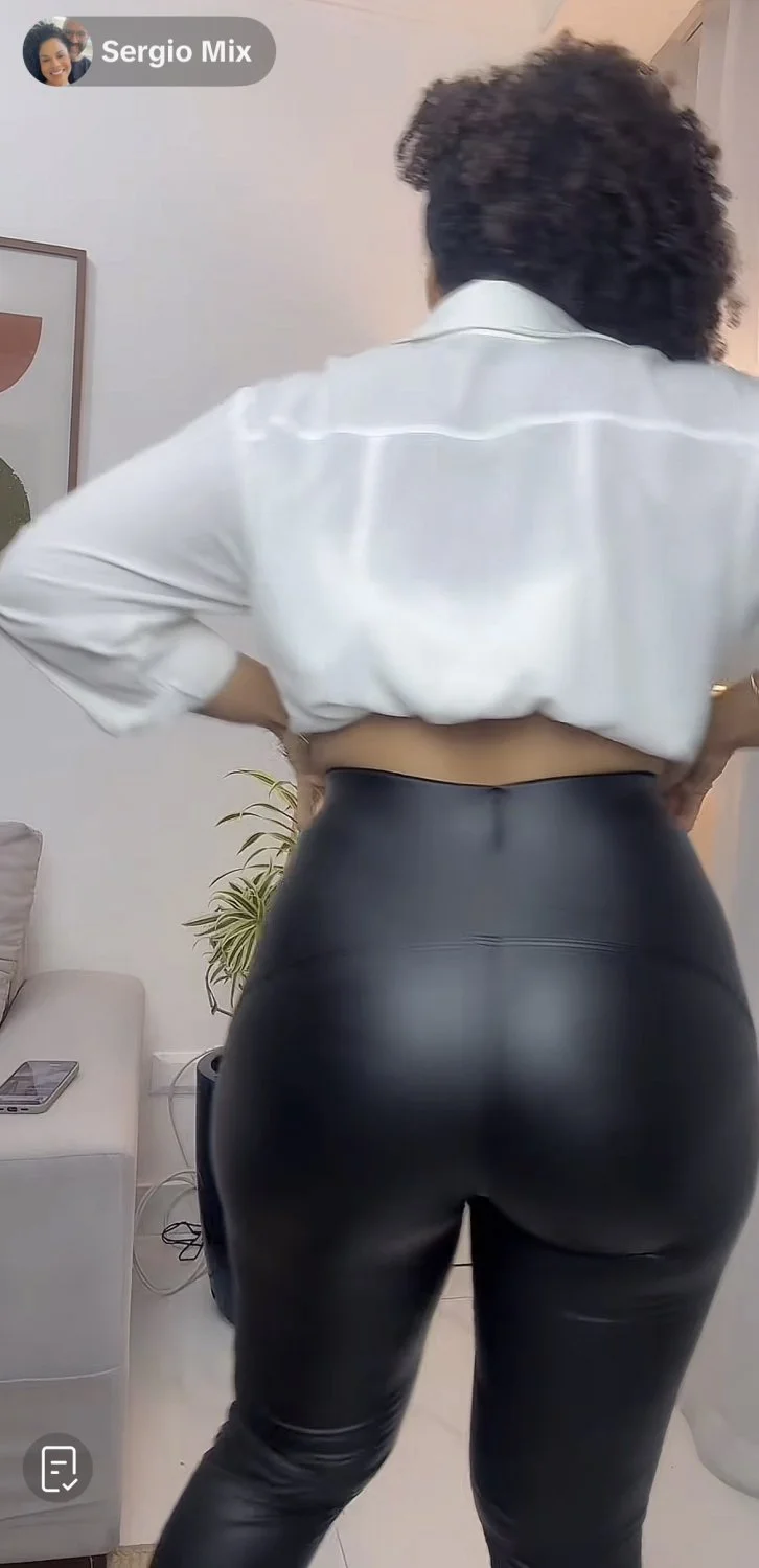 Morena gostosa fazendo live e mostrando o rabo image 11