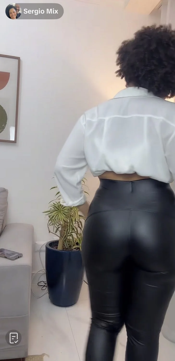 Morena gostosa fazendo live e mostrando o rabo image 5