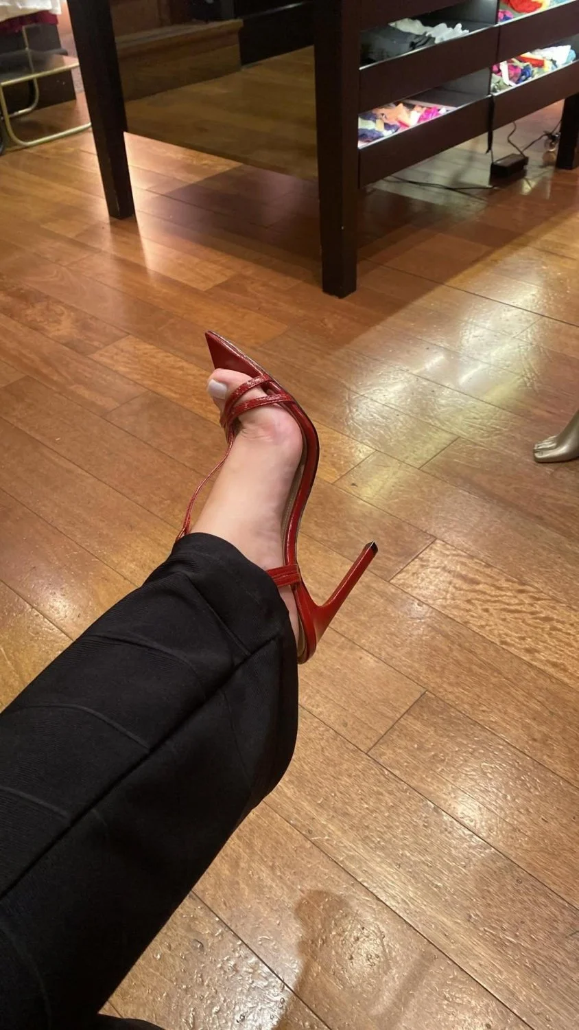 Amelia feet main image