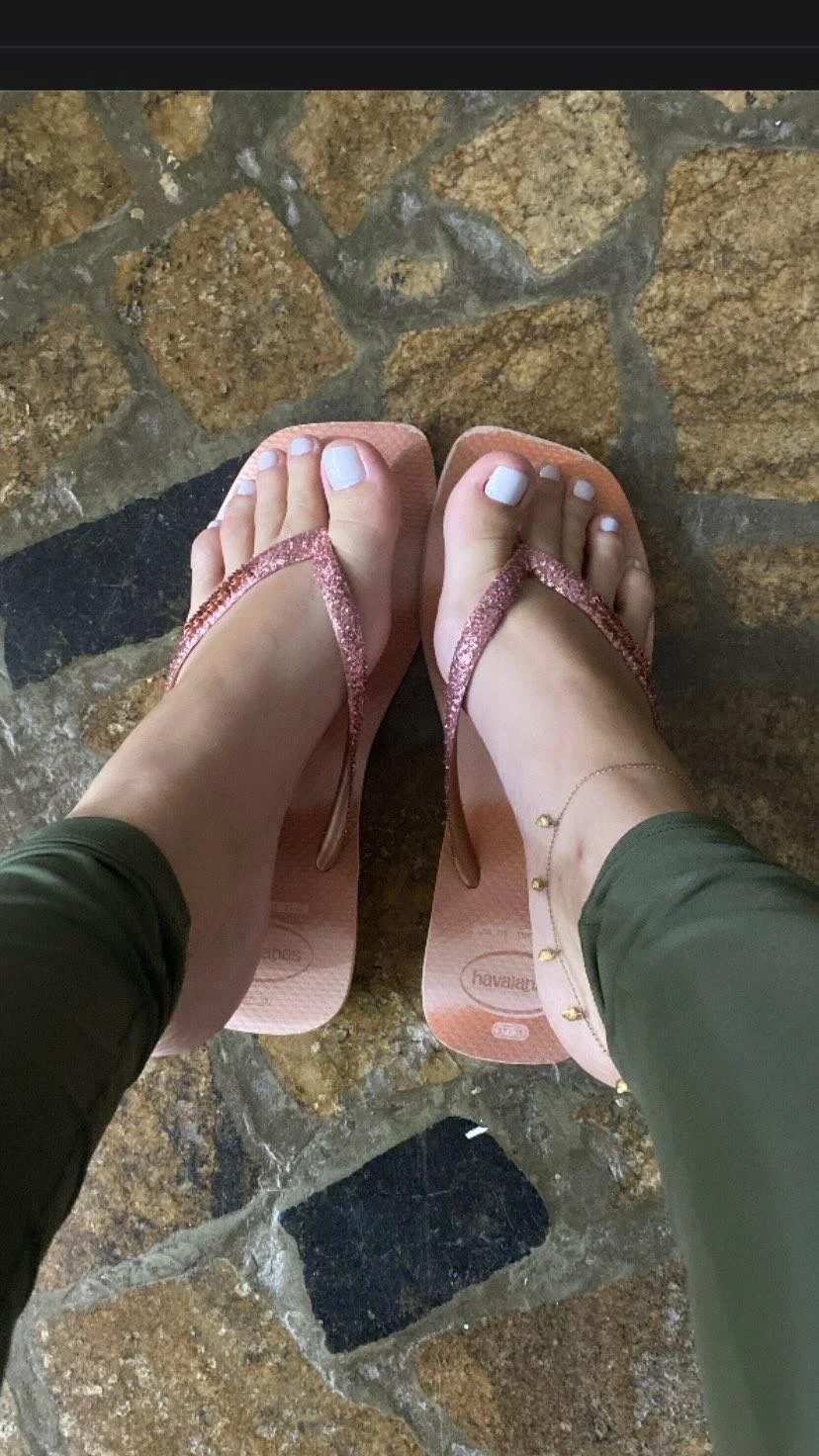 Amelia feet image 12