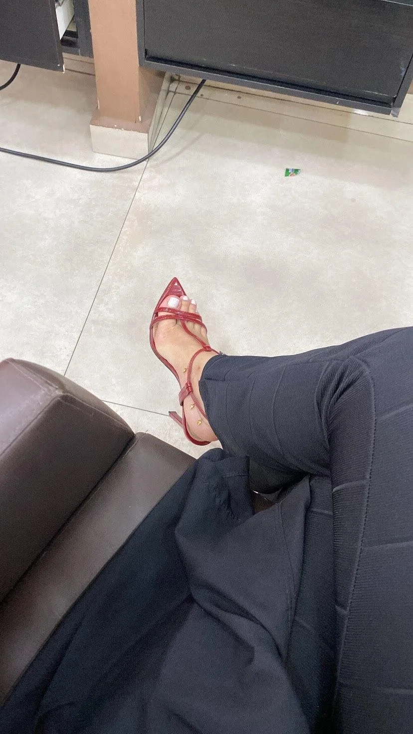 Amelia feet image 2