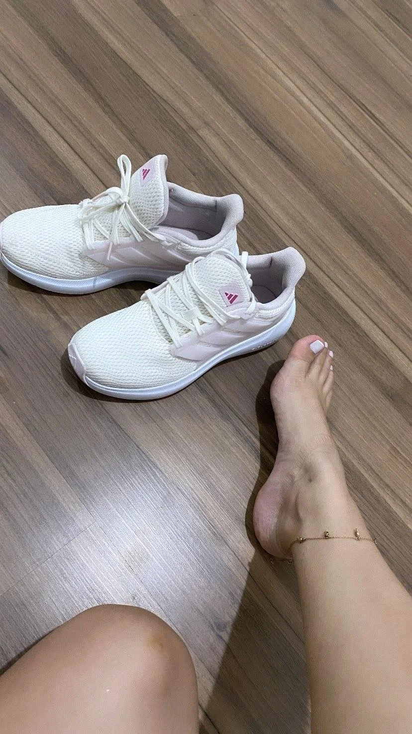 Amelia feet image 4