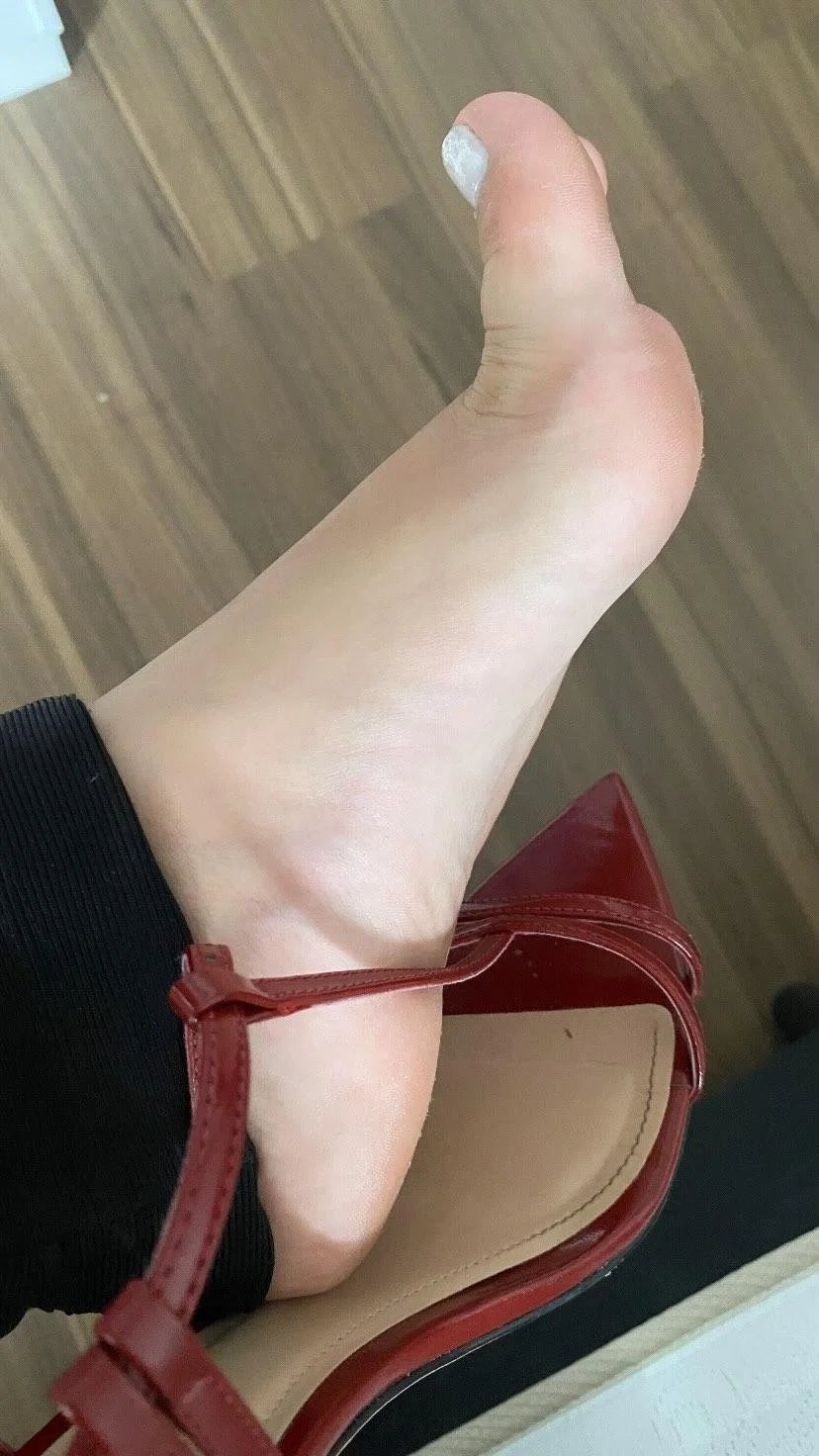 Amelia feet image 5