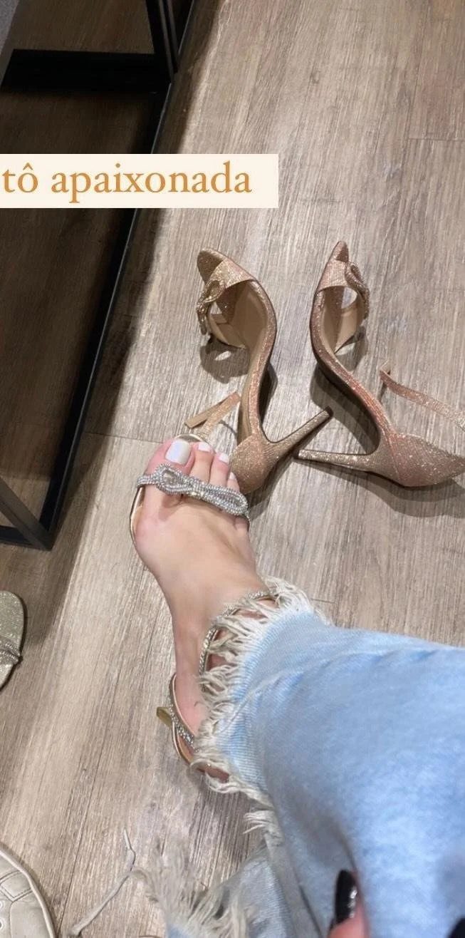 Amelia feet image 7