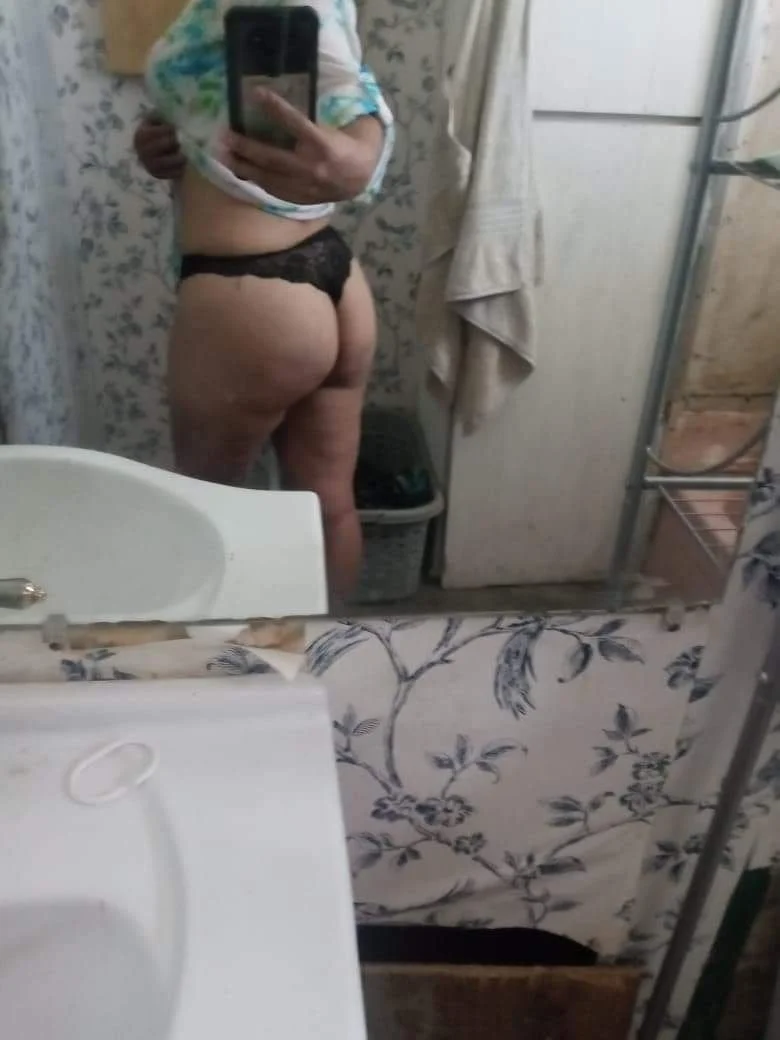 Uff ,me éxito mucho al ver a mi suegra y de repetir cuando me lo chupo cuando su hija está en trabaj image 22