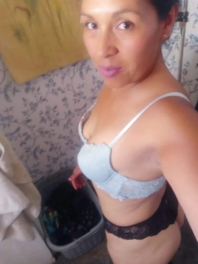 Uff ,me éxito mucho al ver a mi suegra y de repetir cuando me lo chupo cuando su hija está en trabaj image 42