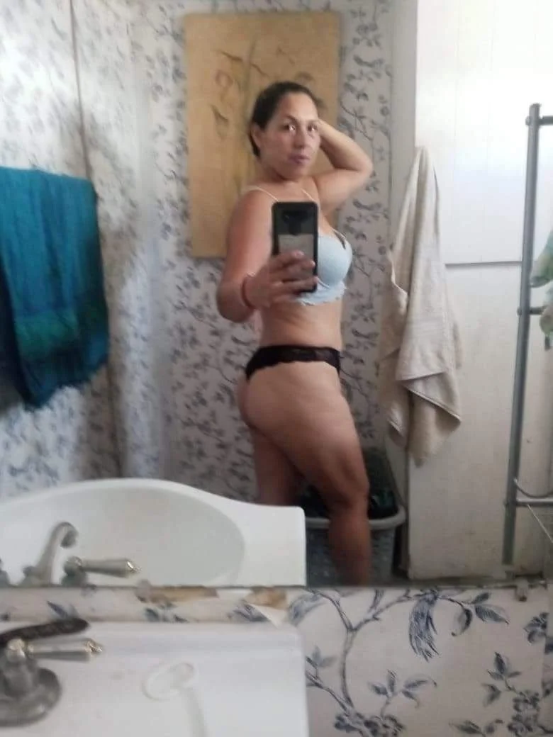 Uff ,me éxito mucho al ver a mi suegra y de repetir cuando me lo chupo cuando su hija está en trabaj image 43