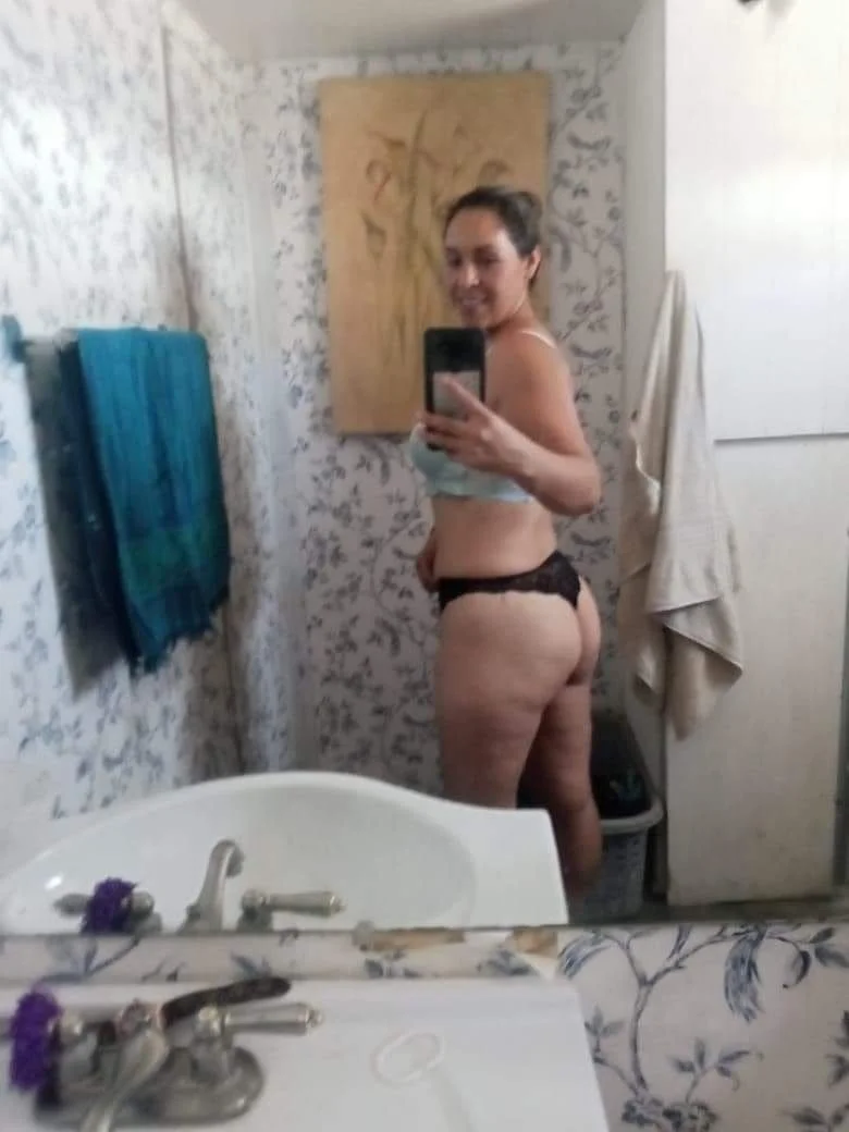 Uff ,me éxito mucho al ver a mi suegra y de repetir cuando me lo chupo cuando su hija está en trabaj image 6