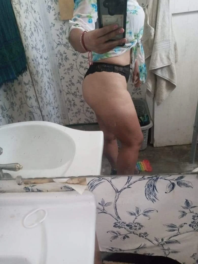 Uff ,me éxito mucho al ver a mi suegra y de repetir cuando me lo chupo cuando su hija está en trabaj image 8