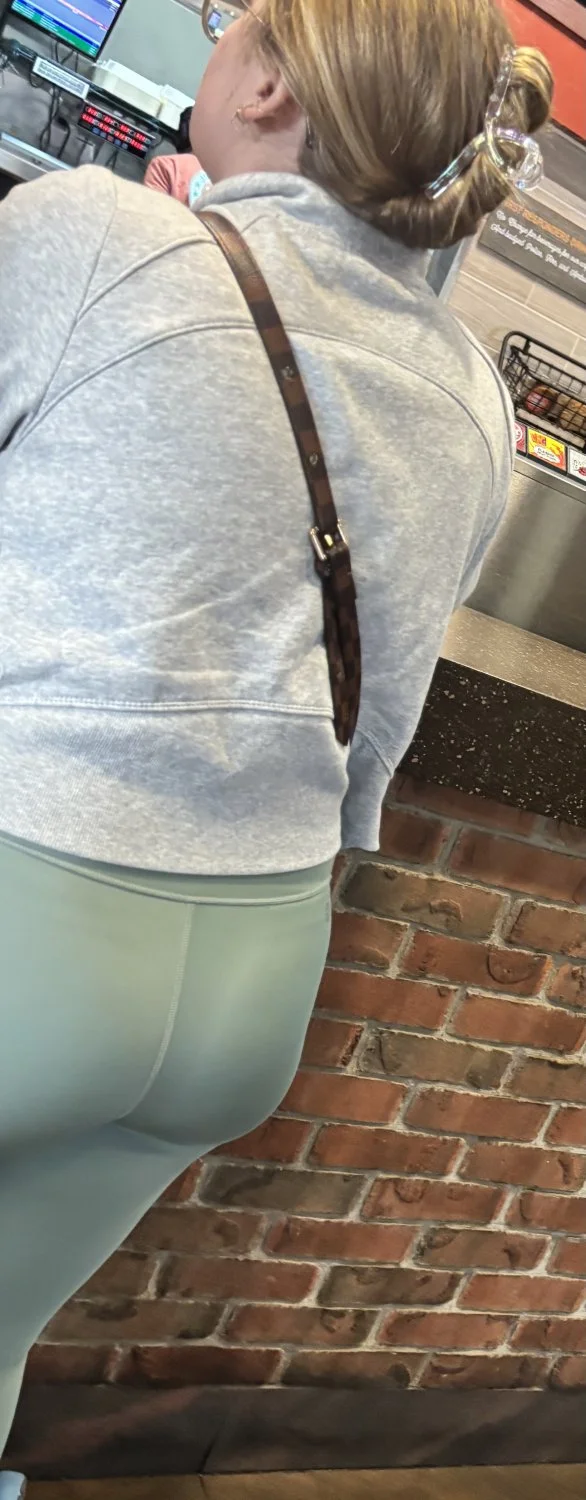 Fit booty in green yoga pants image 11