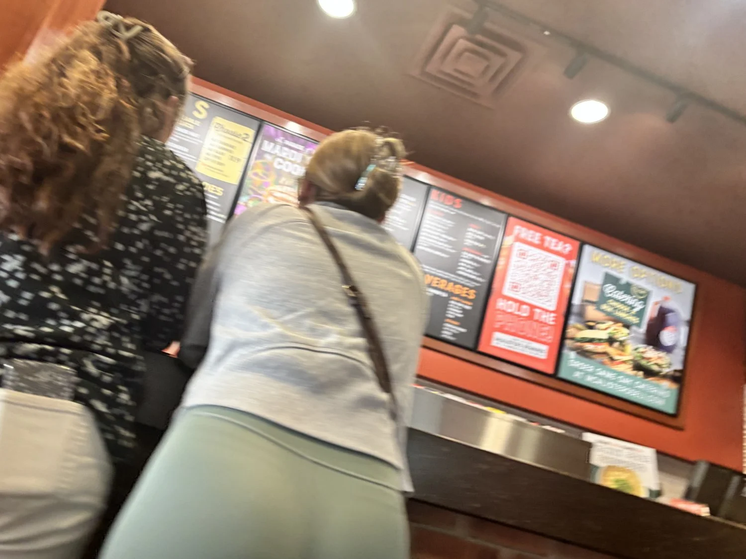 Fit booty in green yoga pants image 3