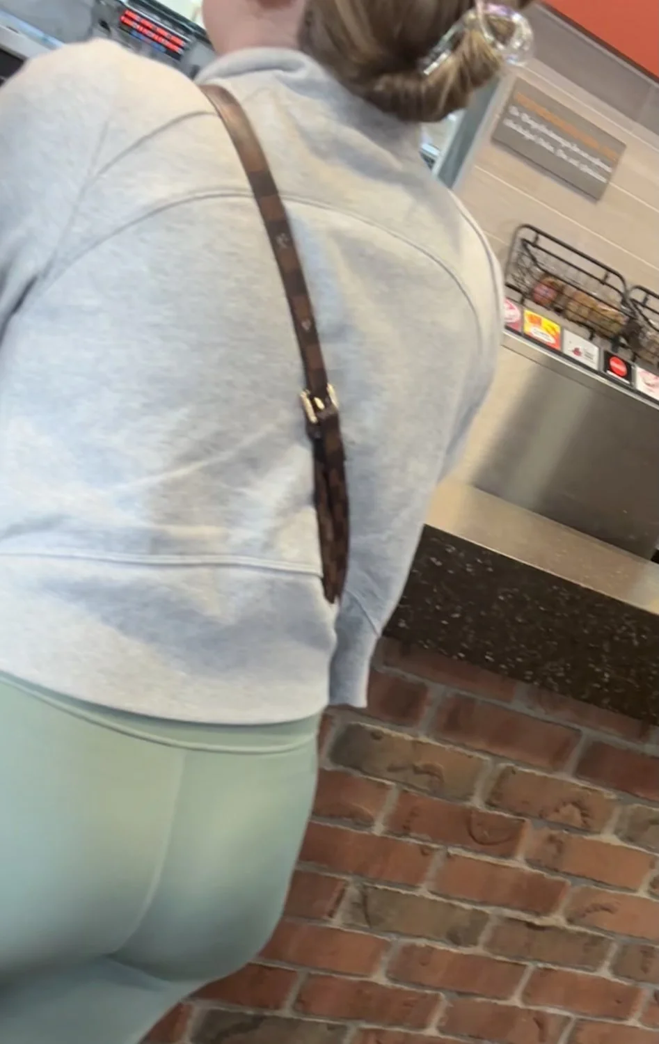 Fit booty in green yoga pants image 4