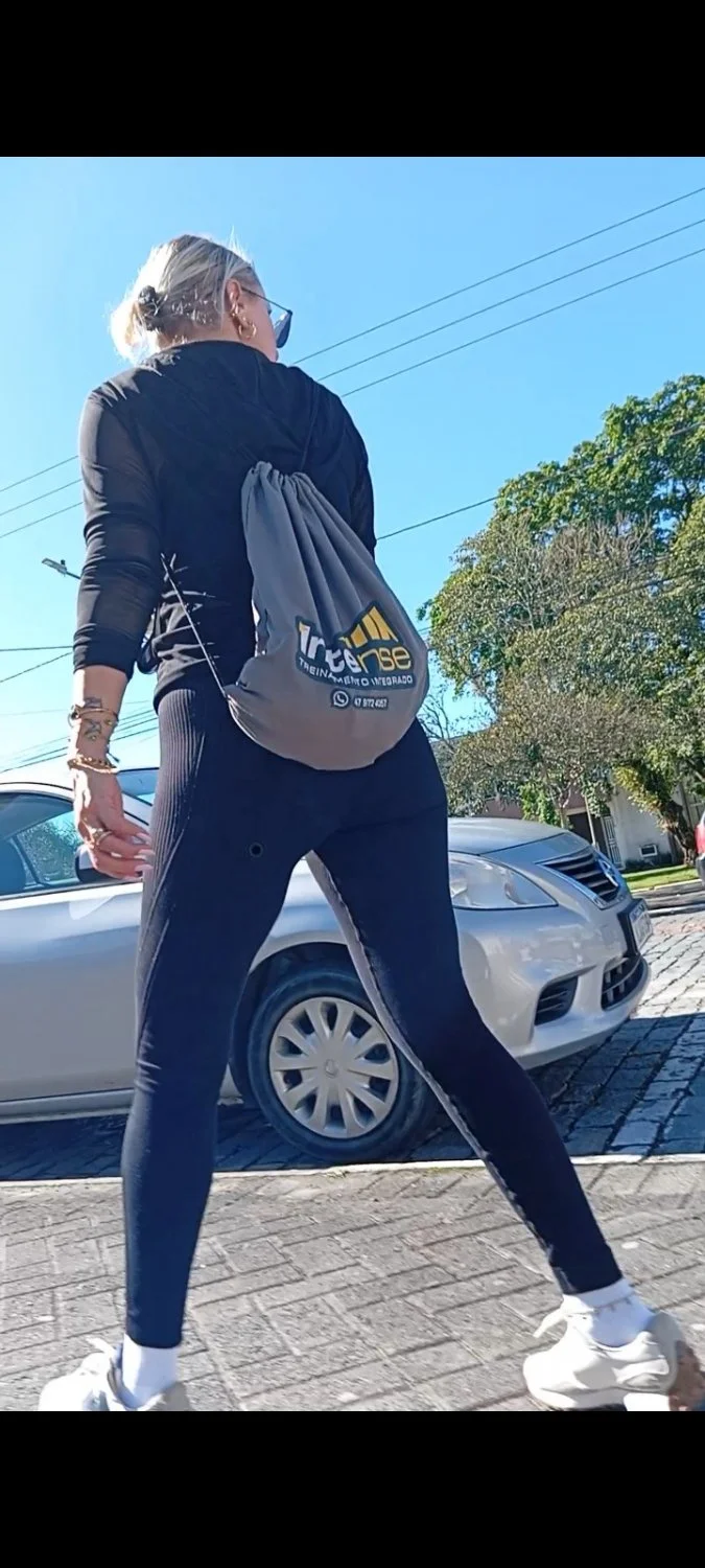 Vadia madura flagrada na rua image 6