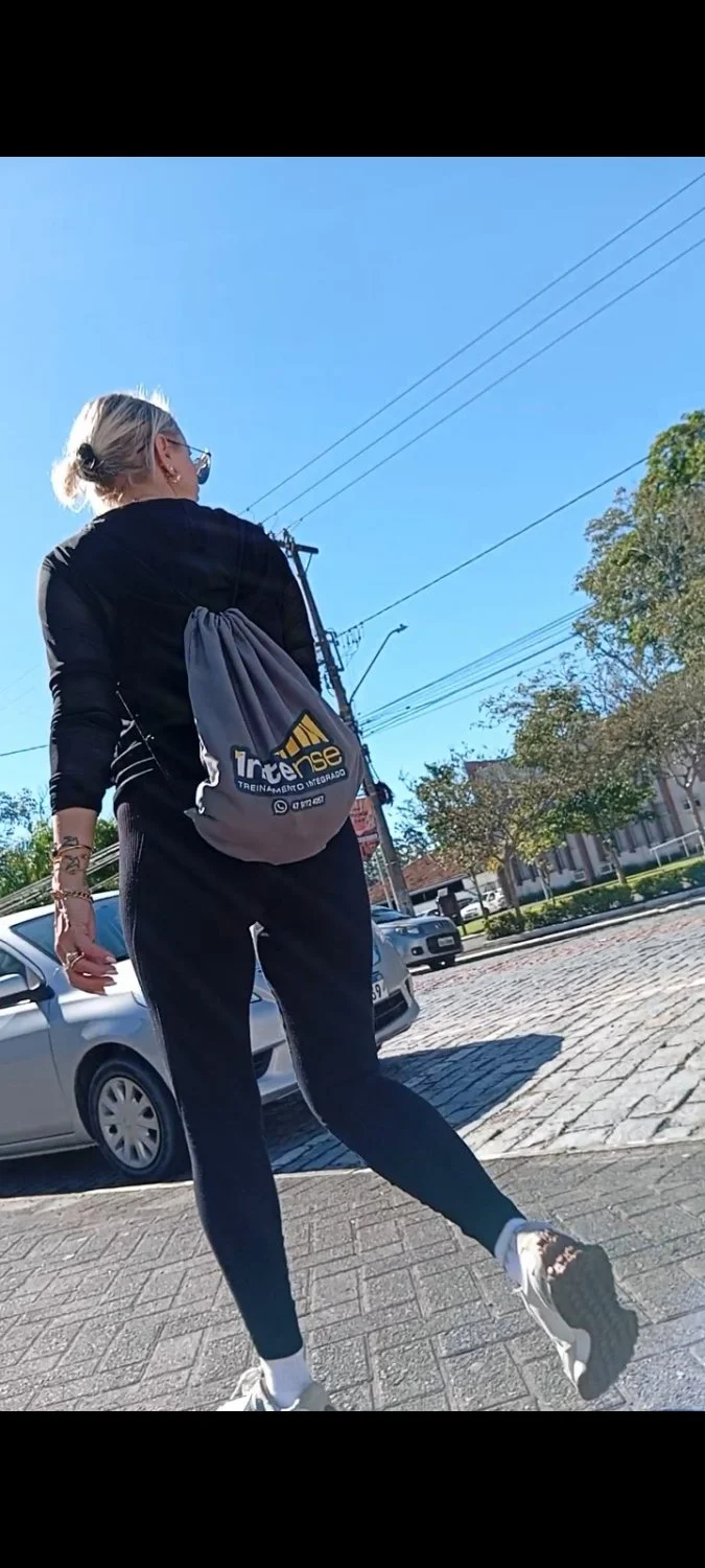 Vadia madura flagrada na rua image 7
