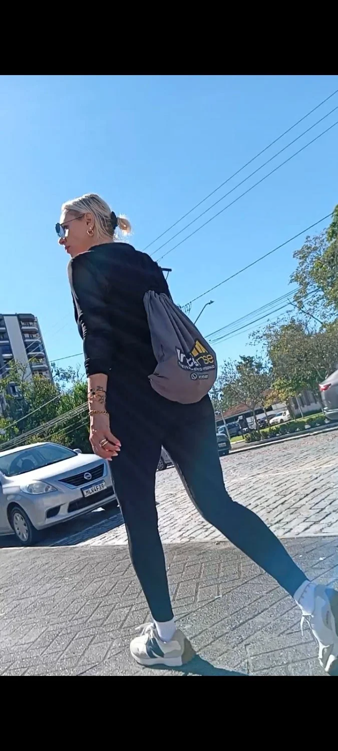 Vadia madura flagrada na rua image 9