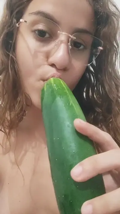 Bem novinha vazou brincando com o pepino na bucetinha ate gozar cover image