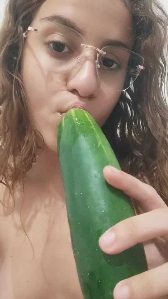 Bem novinha vazou brincando com o pepino na bucetinha ate gozar main image