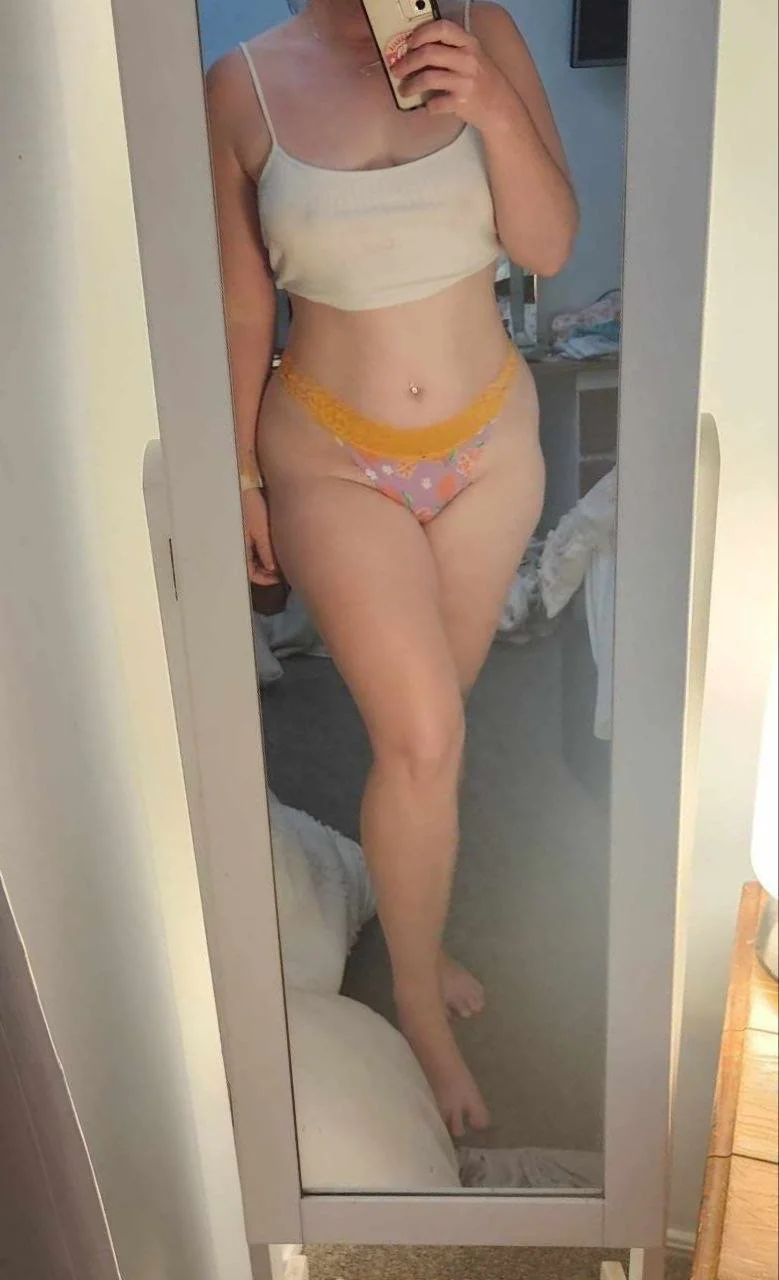 Young MILF with big butt. Kik or Tele main image