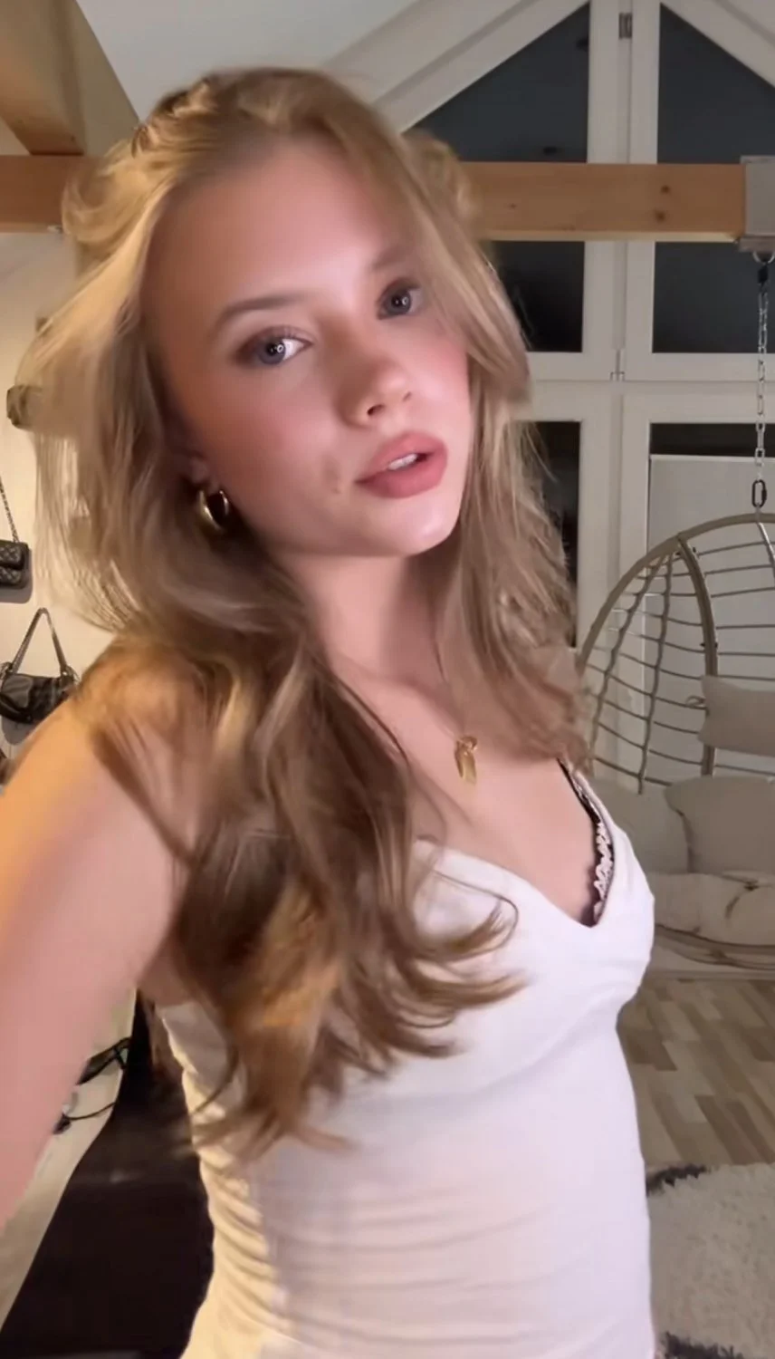 Young Teen with small tits | janalibra image 4