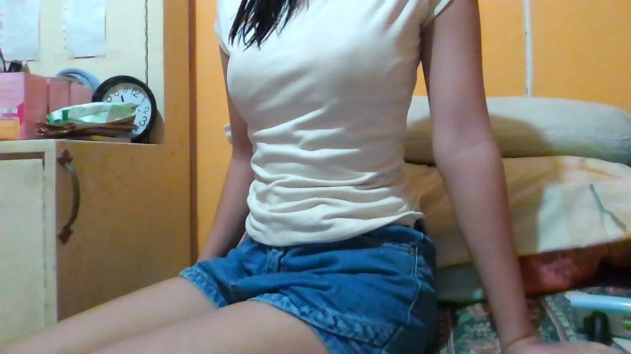 La putita amiga de mi hermana con carita de inocente, me muestra las tetas image 2