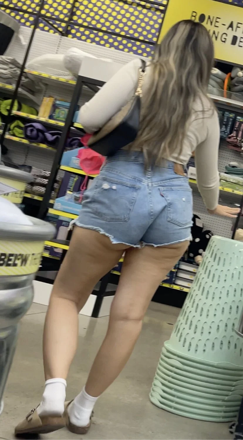 Latina creepshot image 2