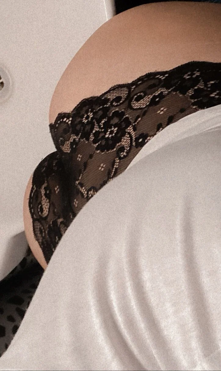 Se ve tan inocente y le encanta enseñar el culo image 11