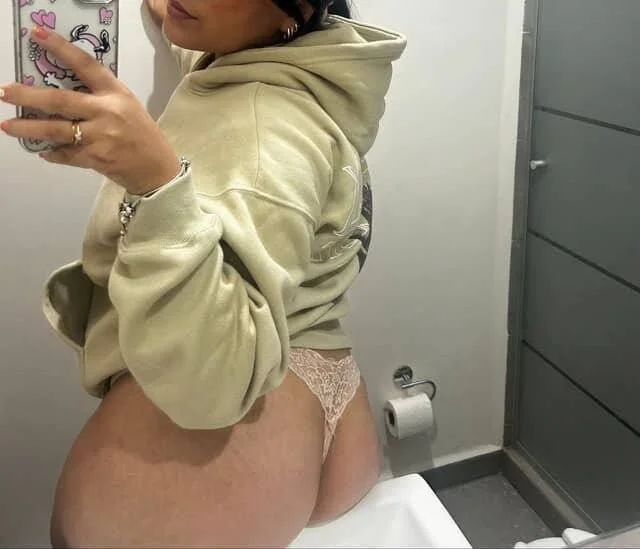 Se ve tan inocente y le encanta enseñar el culo image 6
