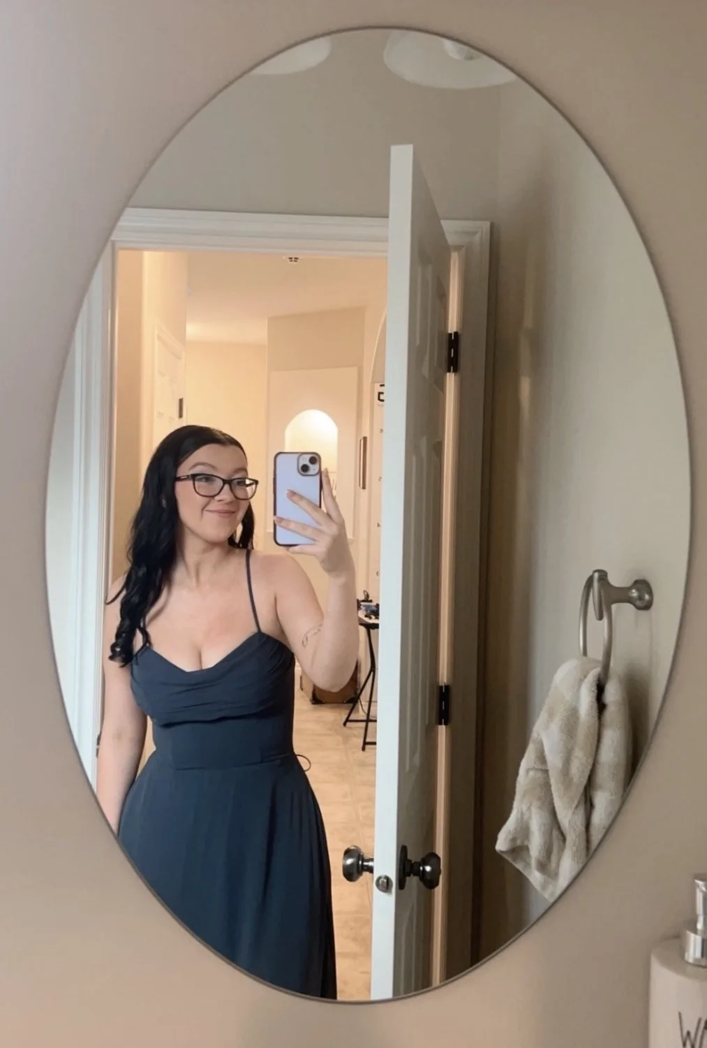 Alyssa with the big tits love to show off main image