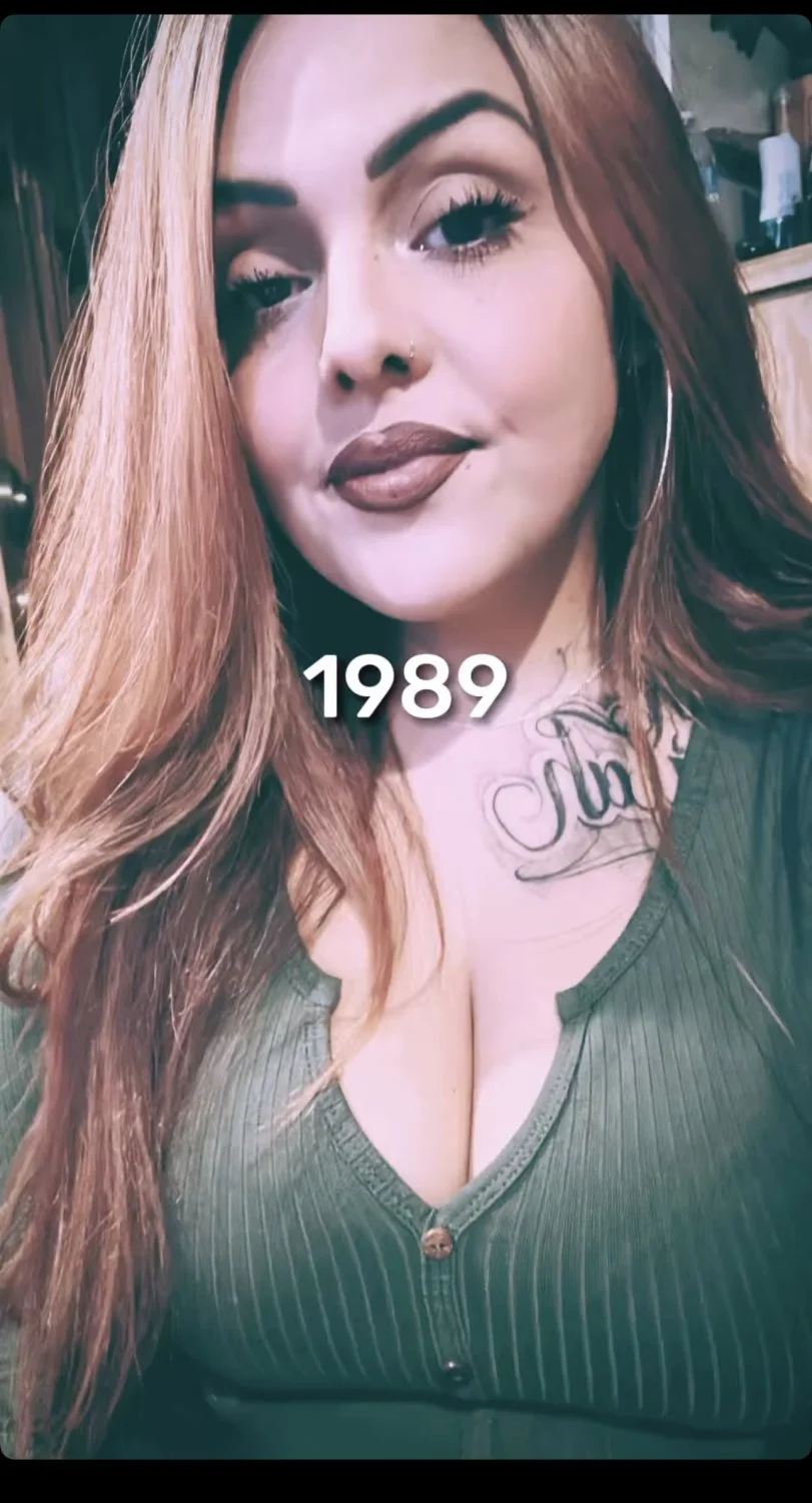 Latina with big tits and cute feet image 2