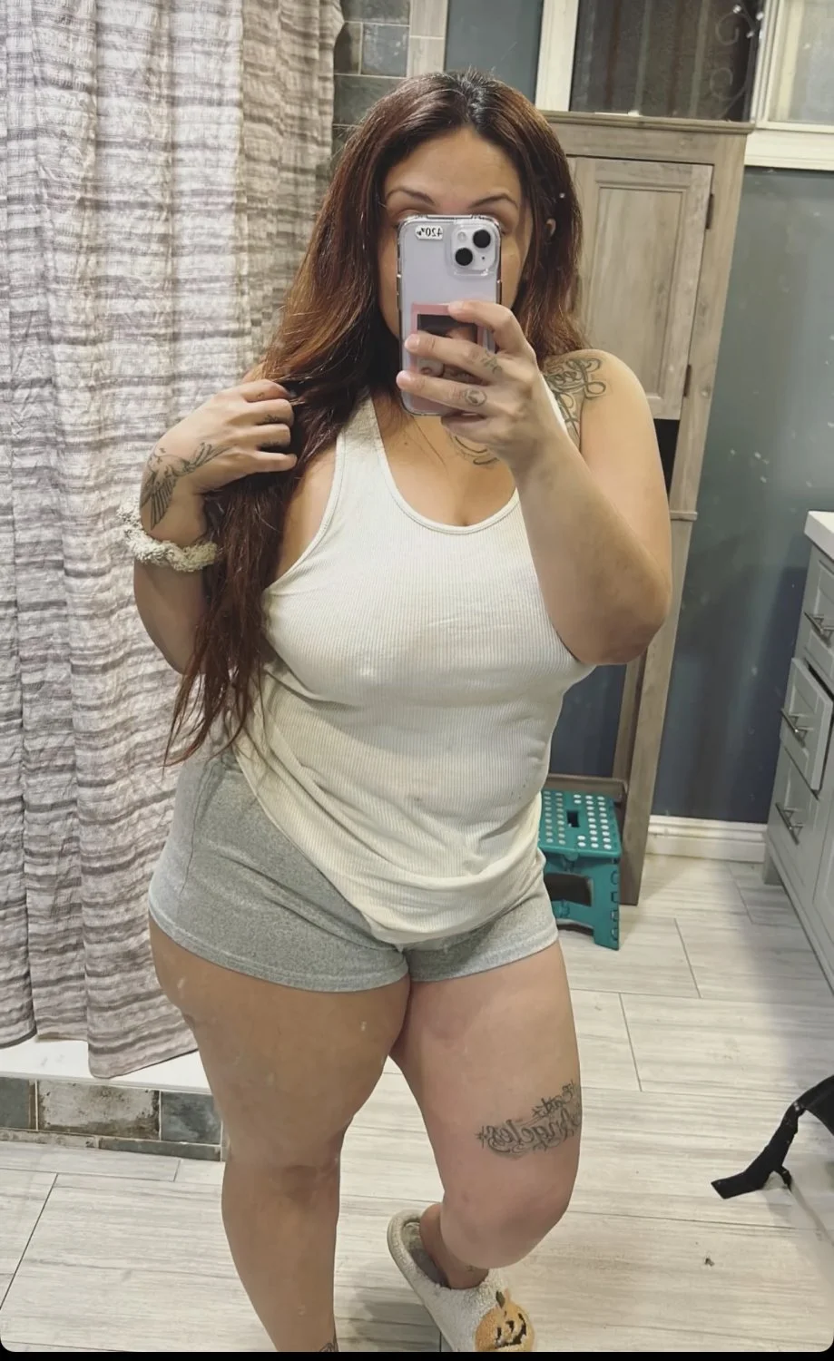 Latina with big tits and cute feet image 4