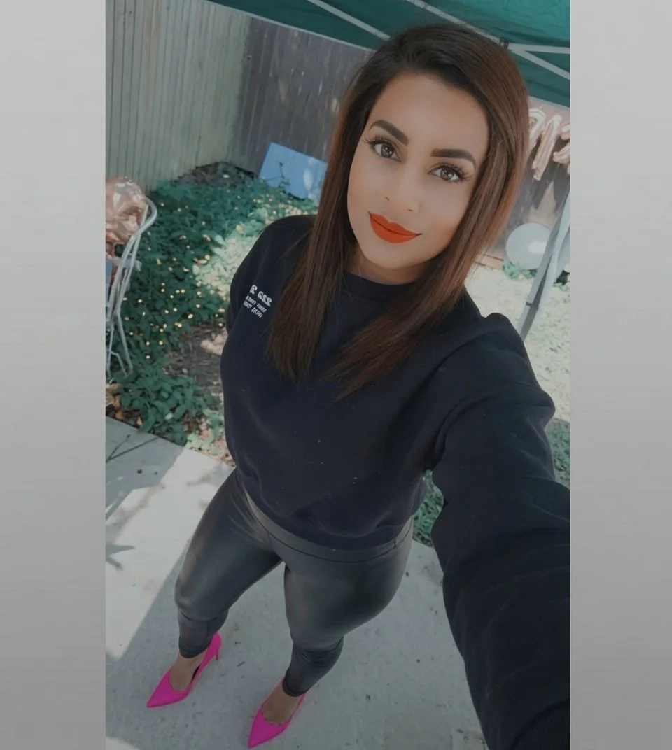 Indian paki bengali slut nasreen atcha posing and looking hot in leggings main image