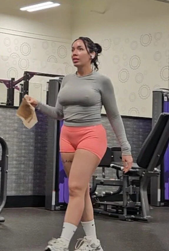 No bra latina at the gym 👀 image 2