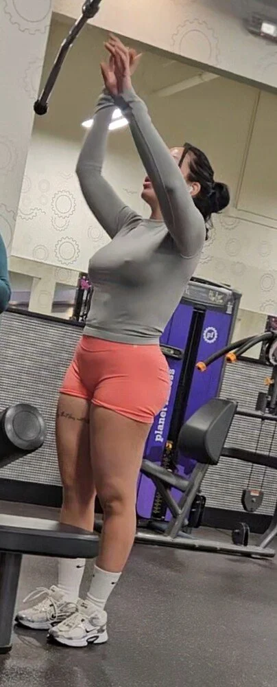 No bra latina at the gym 👀 image 9