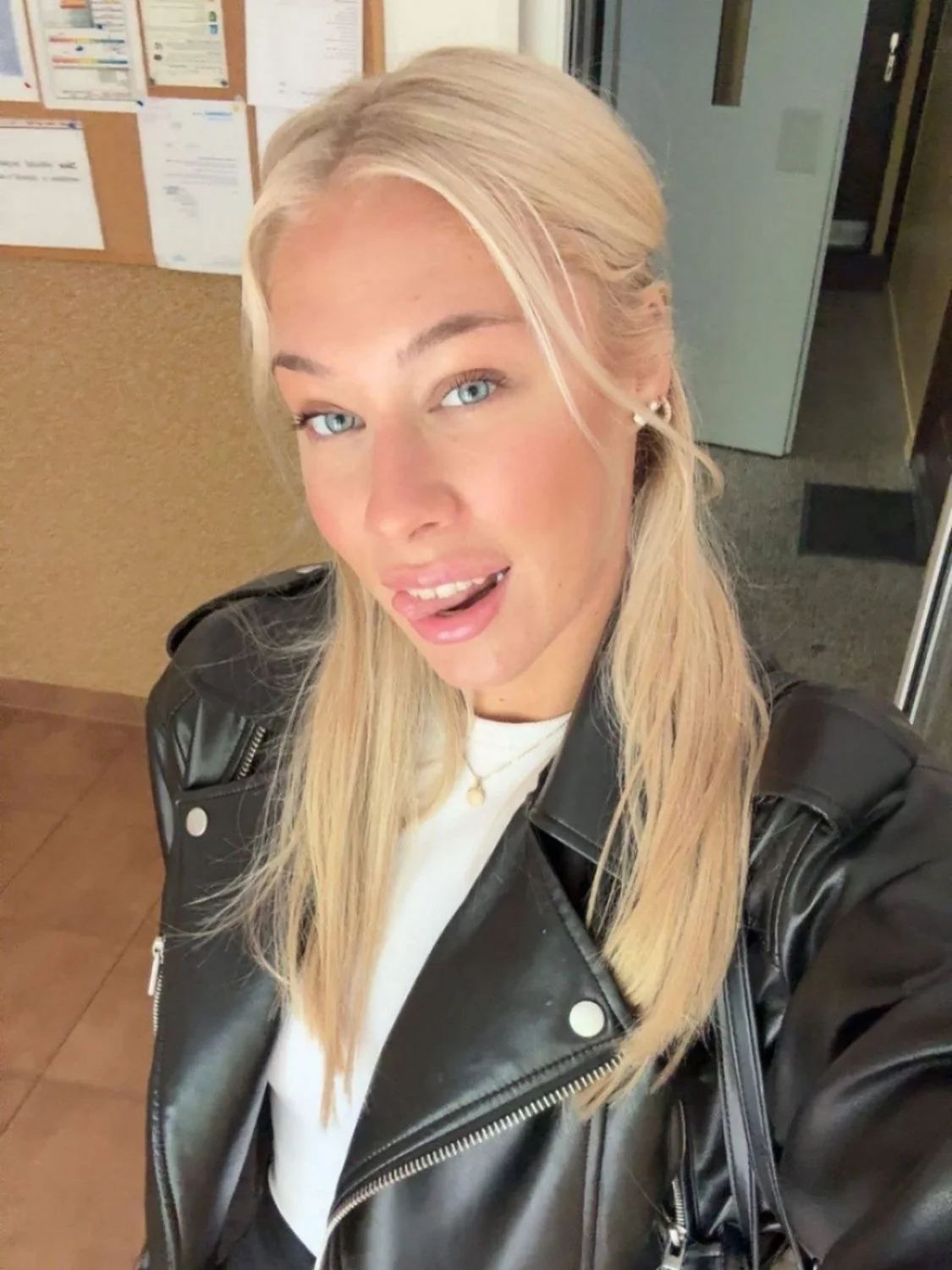 Sexy fit blonde leaked image 5