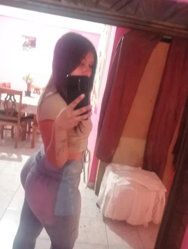 Girls with a good booty image 3