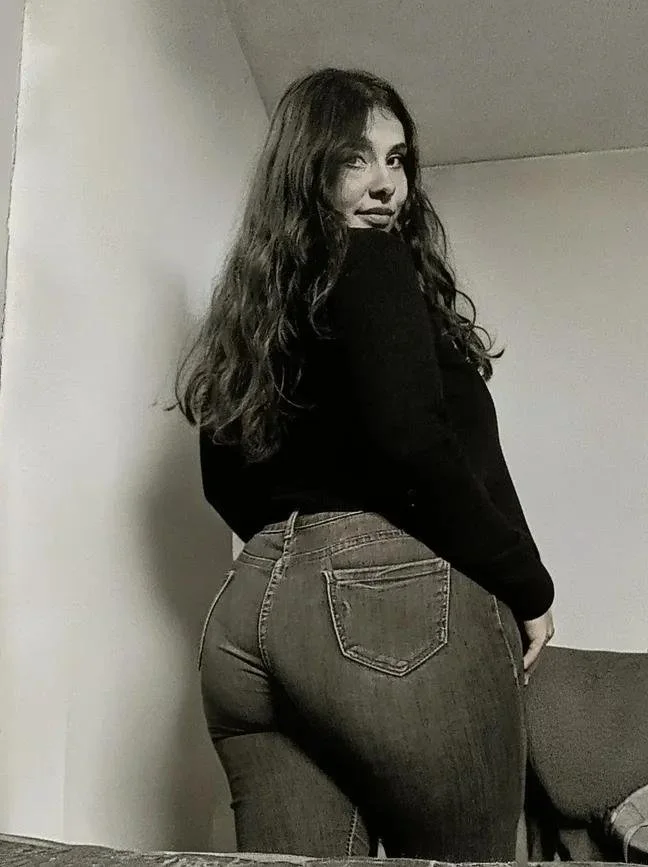 Girls with a good booty image 4