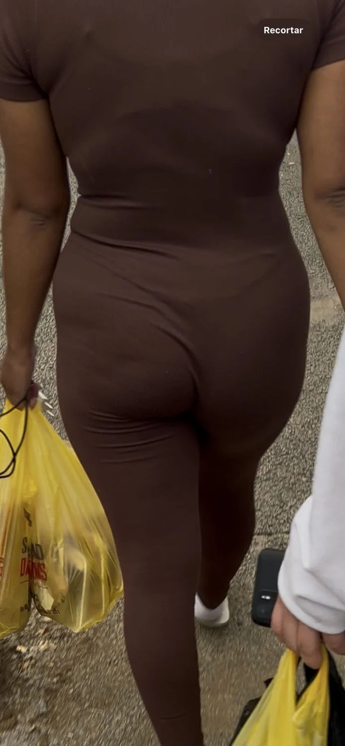 Flagra novinha rabuda com a calcinha marcando 🤤 image 6