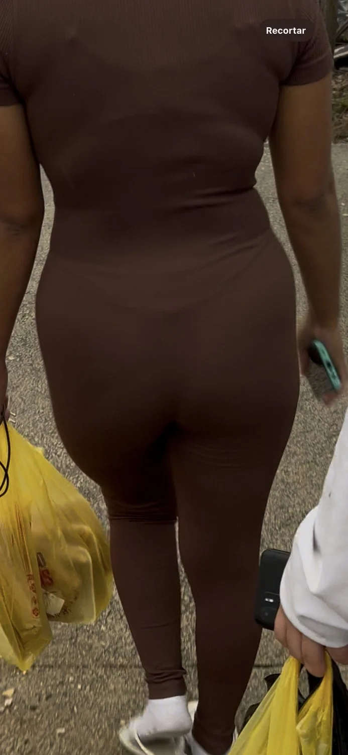 Flagra novinha rabuda com a calcinha marcando 🤤 image 8