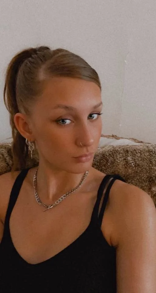 Rich College Girl Gets Her Pussy Stretched image 2