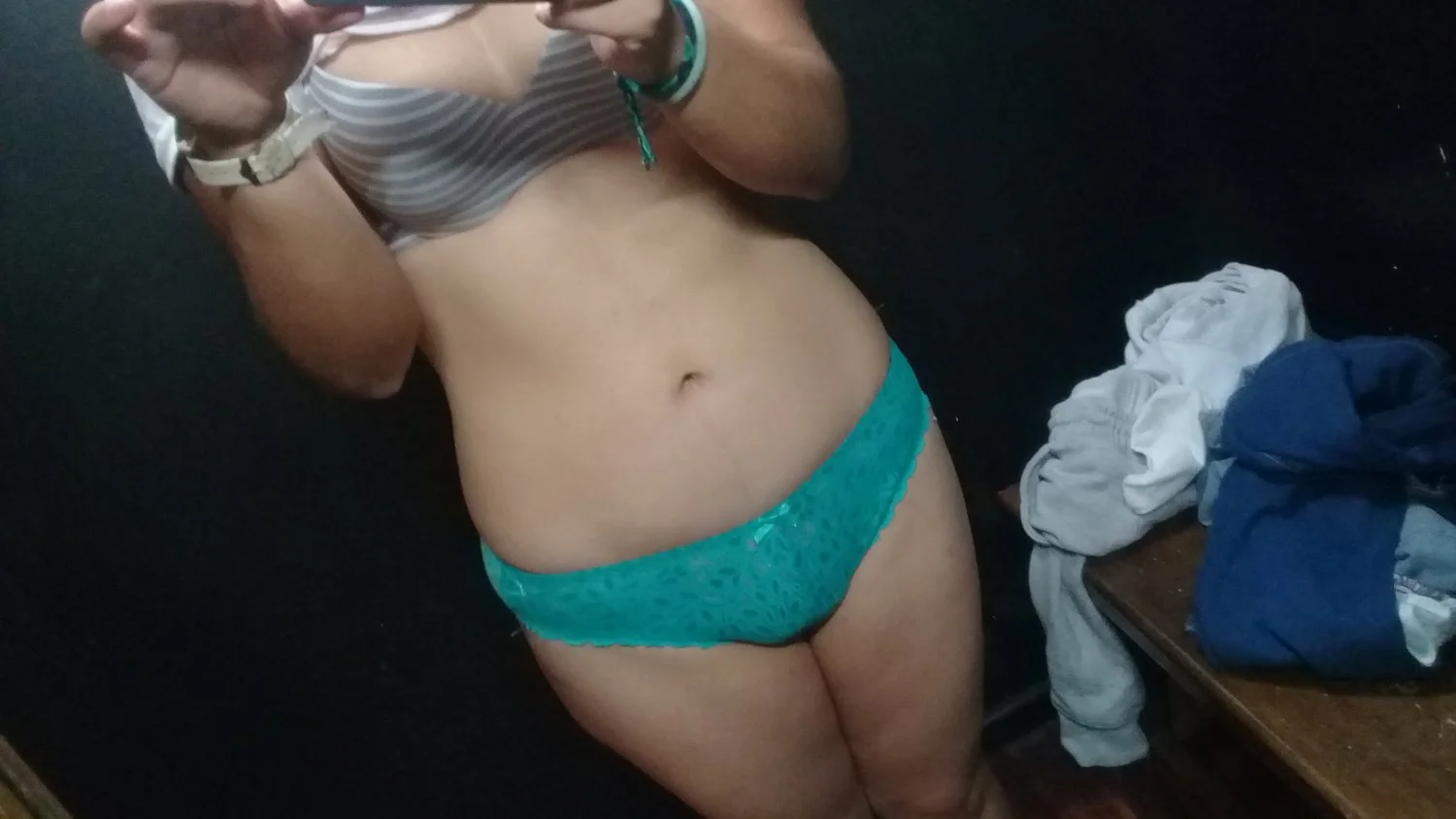 Morrita de 18 en vestidor de tienda cuidado con el perro image 3