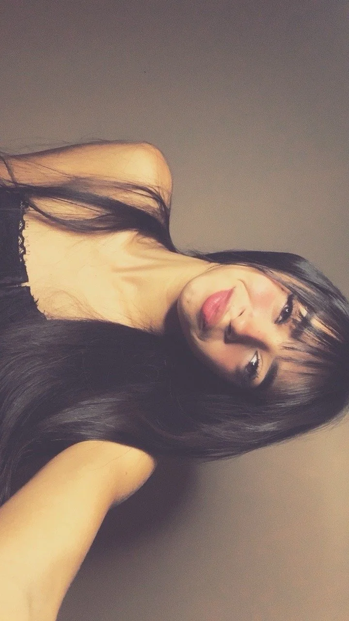Linda garota magra e com seios fartos image 11