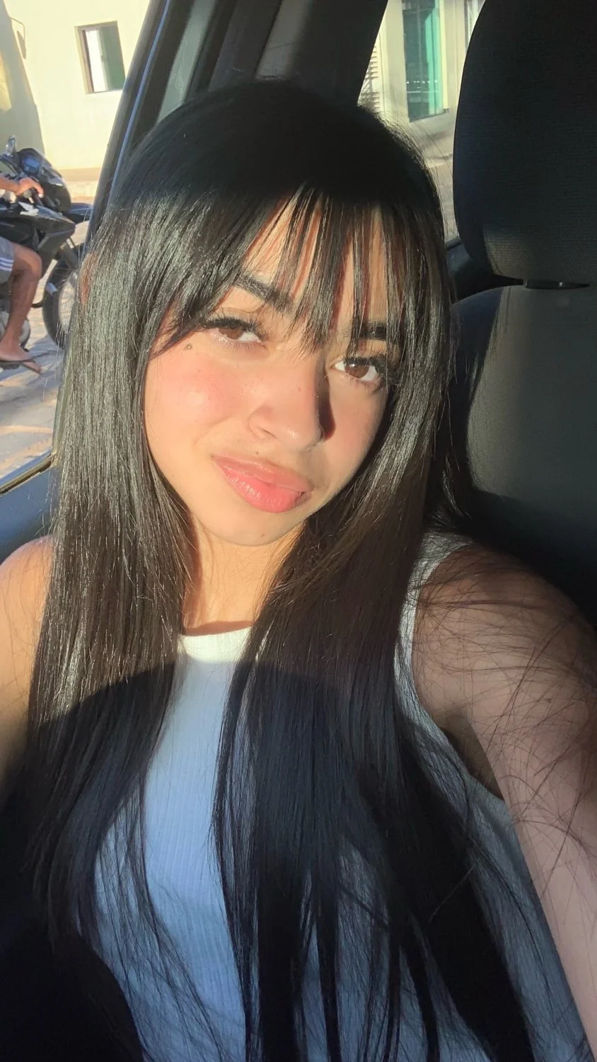 Linda garota magra e com seios fartos image 13