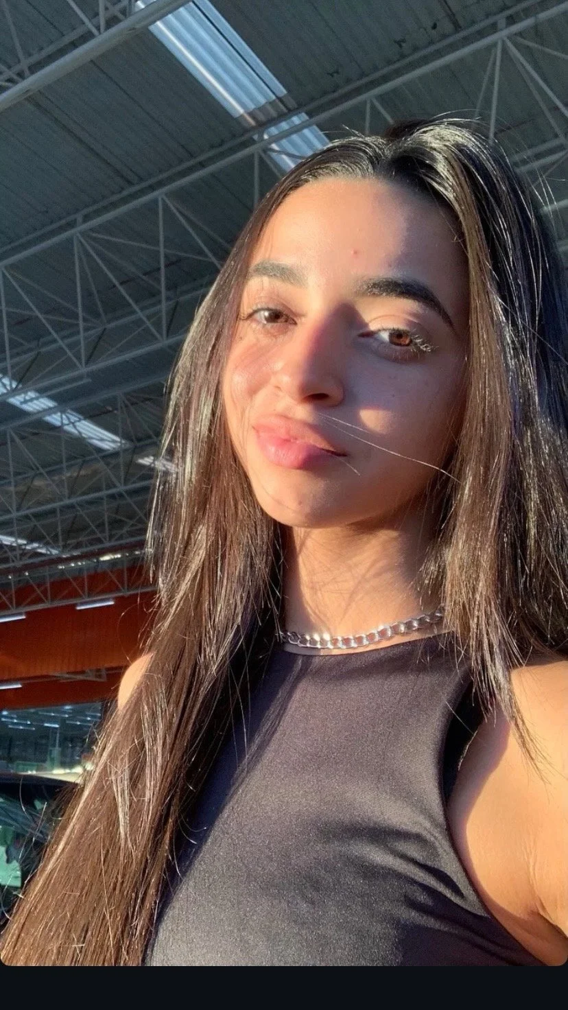 Linda garota magra e com seios fartos image 19