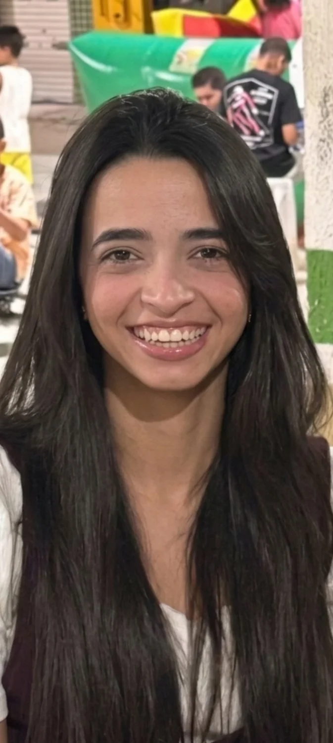 Linda garota magra e com seios fartos image 30
