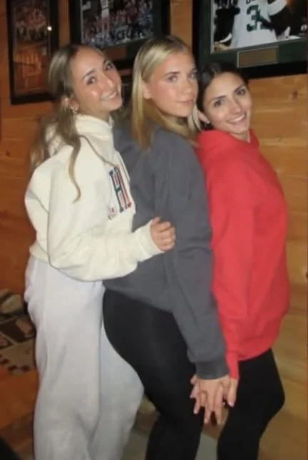 Three sluts shaking ass for people to jerk off to them! image 4
