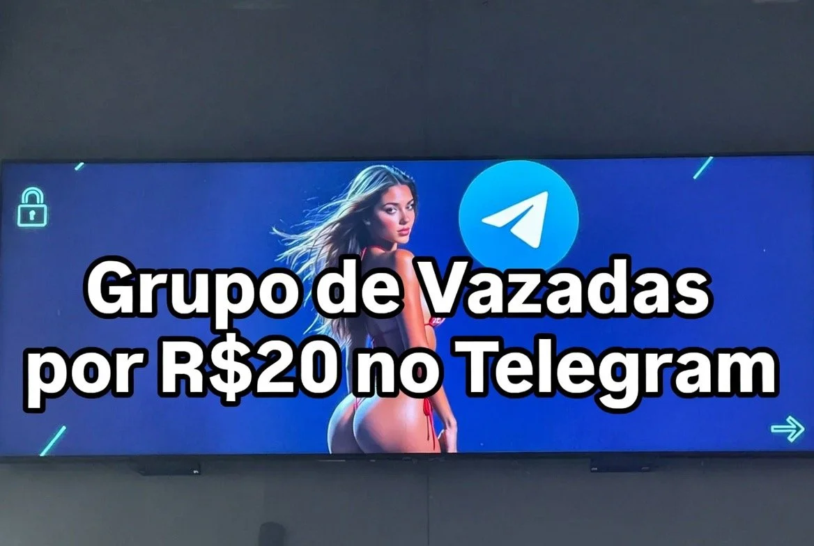 Magrinha com a polpa da bunda de fora main image