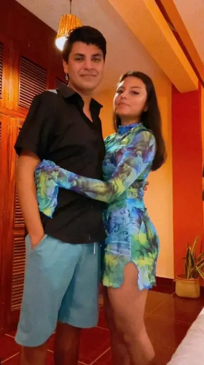 Caliento a la novia de mi hijo y me deja ver sus nalgas cover image