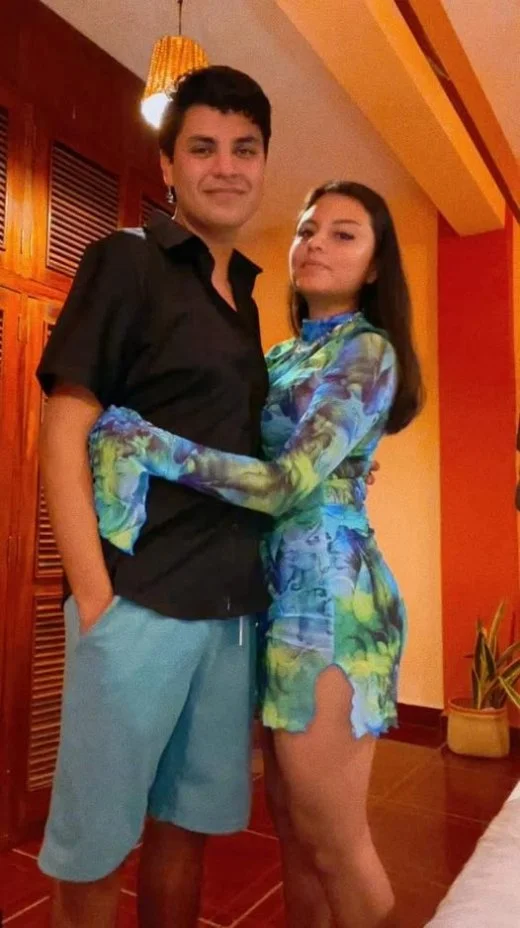 Caliento a la novia de mi hijo y me deja ver sus nalgas main image