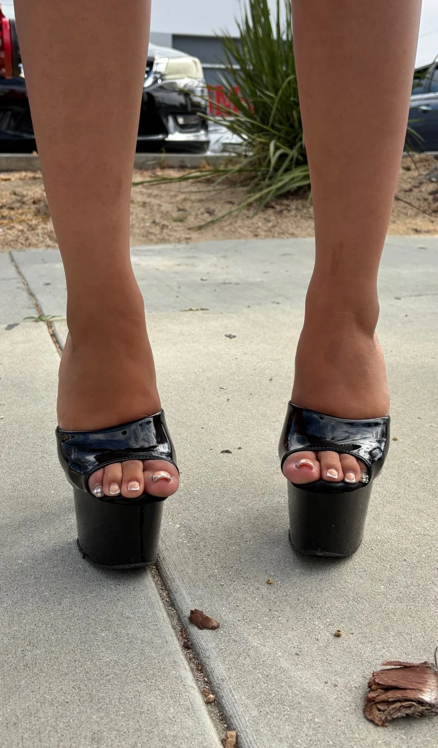Jayla let’s me take pics of her feet again main image