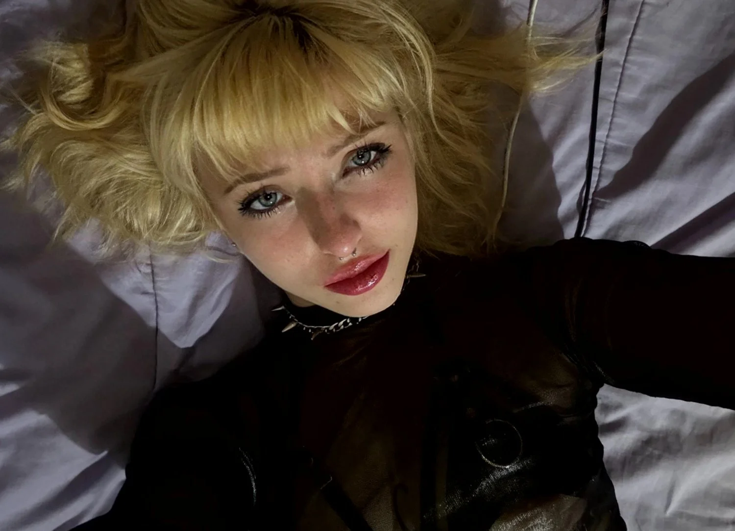 Just a horny slut looking for a cock main image
